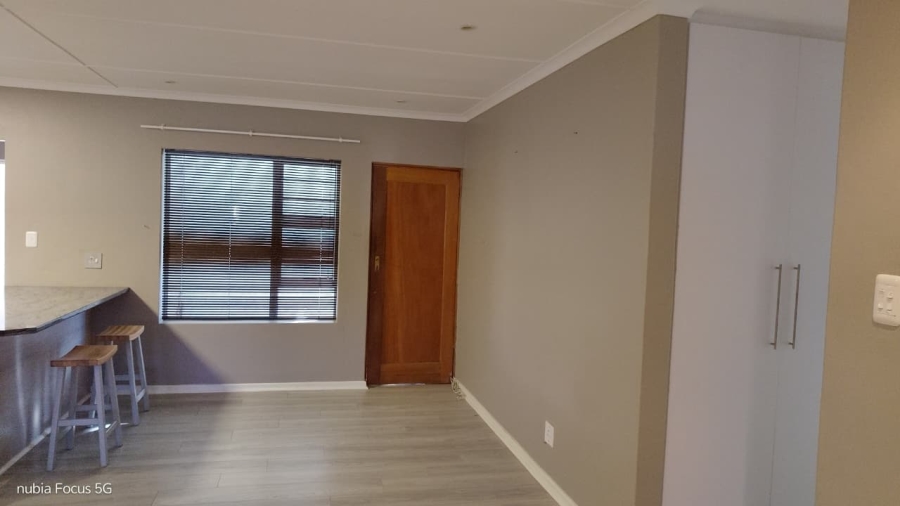 To Let 4 Bedroom Property for Rent in Wavecrest Eastern Cape